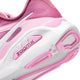 Nærbillede af hælen og ydersålen på Nike Structure Plus Dame i farvekombinationen Pink Smoke/White-Pink Rise-Lt Magenta, der viser detaljer på den strukturerede sål og ZOOM-prægningen på siden – hvilket giver stabilitet og støtte ved overpronation.