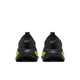 Et par Nike Vomero 18 GORE-TEX-løbesko til mænd i farvekombinationen Anthracite/Black-Lemon Venom ses set bagfra på en hvid baggrund. Det ikoniske Nike-logo pryder hver hæl, og det lave design med strukturerede såler gør disse sko til et ideelt par vandtætte løbesko.