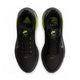Et par Nike Vomero 18 GORE-TEX løbesko til herre i farven Anthracite/Black-Lemon Venom ses set ovenfra. Disse vandtætte løbesko har neongrønne („Lemon Venom“) detaljer, neonfarvet tekst og symboler på venstre indersål samt synlige snørebånd og de ikoniske Nike Swoosh-logoer på siderne. Ideelle til dem, der søger stilfulde, vandtætte løbesko til mænd.