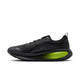 En sort Nike Vomero 18 GORE-TEX herreløbesko i farvekombinationen Anthracite/Black-Lemon Venom har et lavt design med et diskret logo og en iøjnefaldende, oval mellemsål i farven Lemon Venom. Denne vandtætte løbesko kombinerer sorte snørebånd, en struktureret sål og et elegant design, der sikrer både høj ydeevne og et moderne udseende.