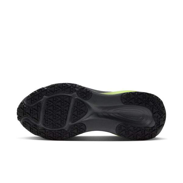 Billedet viser en Nike Vomero 18 GORE-TEX, Herre, Anthracite/Black-Lemon Venom-løbesko set fra neden. Sålen er sort med et struktureret mønster og fremstår på en hvid baggrund. Den øverste del, der delvist ses i neongrøn („Lemon Venom“), fremhæver det sporty design på denne herreløbesko. Vomero 18 GORE-TEX er kendt som en vandtæt løbesko og er ideel til løb under alle vejrforhold.