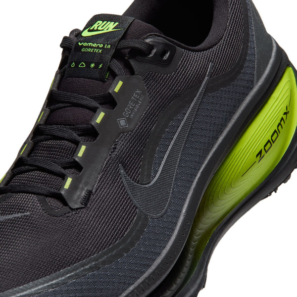Nærbillede af Nike Vomero 18 GORE-TEX herreløbesko i farvekombinationen Anthracite/Black-Lemon Venom, med grønne (Lemon Venom) detaljer, en mellemsål med ZoomX-mærke og Gore-Tex-logo på tungen. Den synlige mesh-struktur og de lagdelte detaljer gør denne vandtætte løbesko ideel til løbeture i al slags vejr.