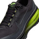 Nærbillede af Nike Vomero 18 GORE-TEX herreløbesko i farvekombinationen Anthracite/Black-Lemon Venom, med grønne (Lemon Venom) detaljer, en mellemsål med ZoomX-mærke og Gore-Tex-logo på tungen. Den synlige mesh-struktur og de lagdelte detaljer gør denne vandtætte løbesko ideel til løbeture i al slags vejr.