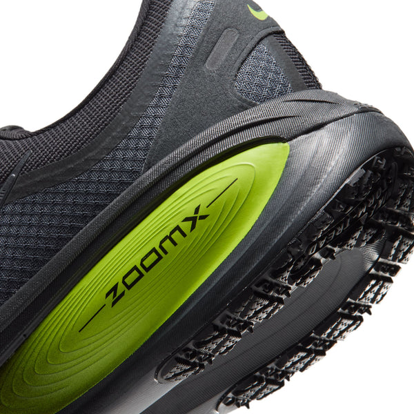 Nærbillede af hælen på en sort Nike-løbesko til mænd, Vomero 18 GORE-TEX i farvekombinationen Anthracite/Black-Lemon Venom, der fremhæver det strukturerede mesh og de livlige Lemon Venom-detaljer. ZoomX-logoet og det synlige mønster i sålen fremhæver denne vandtætte herresko, der byder på både ydeevne og stil til løbere, der er inspireret af Vomero 18 GORE-TEX-serien.