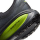 Nærbillede af hælen på en sort Nike-løbesko til mænd, Vomero 18 GORE-TEX i farvekombinationen Anthracite/Black-Lemon Venom, der fremhæver det strukturerede mesh og de livlige Lemon Venom-detaljer. ZoomX-logoet og det synlige mønster i sålen fremhæver denne vandtætte herresko, der byder på både ydeevne og stil til løbere, der er inspireret af Vomero 18 GORE-TEX-serien.