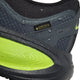 Nærbillede af hælen på en mørk Nike Vomero 18 GORE-TEX herreløbesko i farven Anthracite/Black-Lemon Venom, med iøjnefaldende limegrønne detaljer og vanddråber, der fremhæver den vandtætte GORE-TEX Invisible Fit-teknologi – hvilket gør den til det ideelle valg for alle, der søger en pålidelig, vandtæt løbesko, perfekt til overlegen komfort og beskyttelse i al slags vejr.