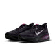 Sort Nike Vomero 18 Gore-Tex-løbesko med et sølvfarvet Swoosh-logo, detaljer i farven True Berry og en tyk mellemsål.
