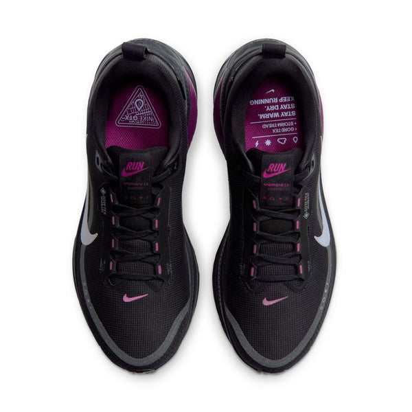Set ovenfra: Nike Vomero 18 Gore-Tex-løbesko i sort og metallisk sølv med detaljer i farven True Berry, med tekst på indlægssålerne og sølvfarvede detaljer.