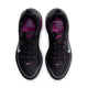 Set ovenfra: Nike Vomero 18 Gore-Tex-løbesko i sort og metallisk sølv med detaljer i farven True Berry, med tekst på indlægssålerne og sølvfarvede detaljer.