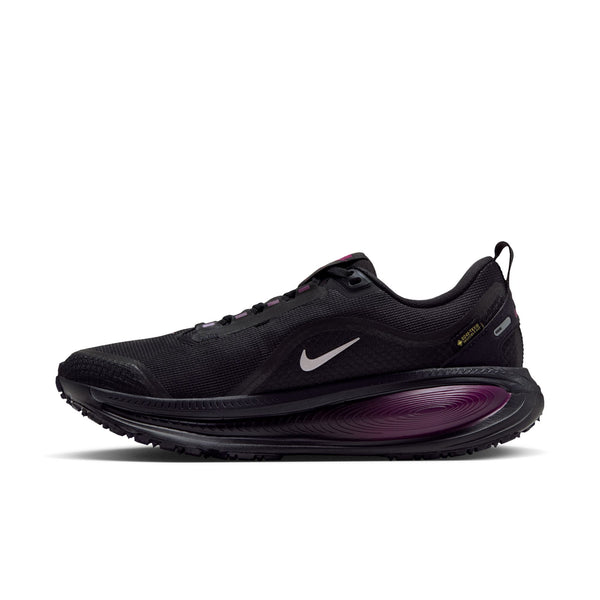 Sort Nike Vomero 18 Gore-Tex-løbesko med et sølvfarvet Swoosh-logo og en mørk lilla, stødabsorberende sål.