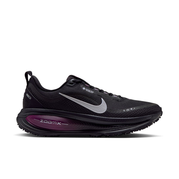 Sort Nike Vomero 18 Gore-Tex-løbesko med et sølvfarvet Swoosh-logo og en polstret mellemsål i farven True Berry.