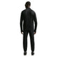 En mand står med ryggen til kameraet iført Nike Stride Half Zip Midlayer Running Top, Herre, i farven Black/Reflective Silv – en elegant løbetrøje, der fungerer som mellemlag. Han har kombineret den med sorte bukser og sorte sneakers, alt sammen foran en ensfarvet hvid baggrund, der fremhæver hans stilfulde træningsoutfit til mænd.