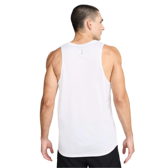 En mand med kort mørkt hår ses bagfra iført Nike Dri-Fit Adv Running Tank Top til mænd i White/Reflective Silver, sammen med sorte shorts, mod en almindelig hvid baggrund.