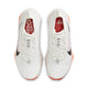 Nike ACG Zegama Herre i Summit White/Black-Phantom-Safety Orange har overdel i hvidt mesh, sorte swoosh-logoer, orangefarvede såler, rødt branding på indersålen, hvide snørebånd og Vibram Megagrip-ydersåler med godt greb.