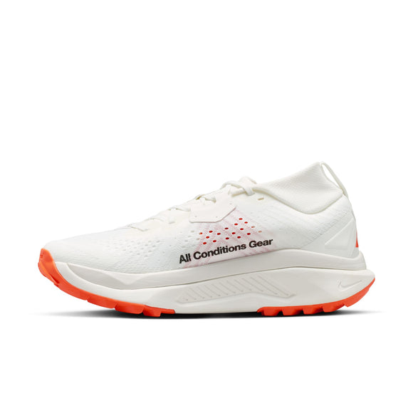 Nike ACG Zegama til mænd i Summit White/Black-Phantom-Safety Orange har en moderne, lavprofileret mesh-overdel, orangefarvet sål, All Conditions Gear-sidemærke og Vibram Megagrip, der giver et enestående greb i terrænet.