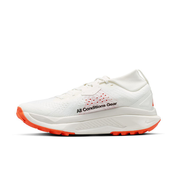 Nike ACG Zegama til mænd i Summit White/Black-Phantom-Safety Orange har en moderne, lavprofileret mesh-overdel, orangefarvet sål, All Conditions Gear-sidemærke og Vibram Megagrip, der giver et enestående greb i terrænet.