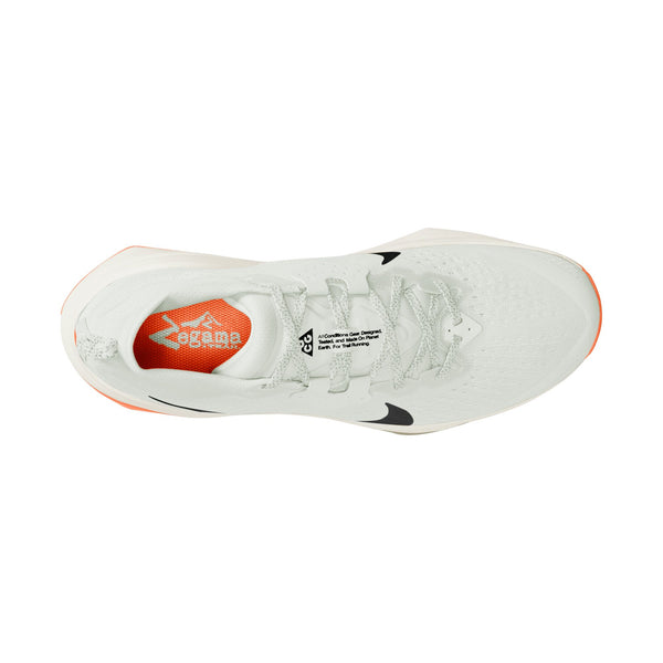 Et billede ovenfra af Nike ACG Zegama trailsko til mænd i Summit White/Black-Phantom-Safety Orange med sort Swoosh, hvide snørebånd, orange "ZoomX"-indlægssål og en grippy ydersål med orange hælaccent.