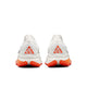 Et par Nike ACG Zegama trailsko til mænd i Summit White/Black-Phantom-Safety Orange, set bagfra, med orange Vibram Megagrip-såler og fede orange ACG-trekantlogoer på hælene.