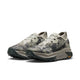 Et par Nike ACG Zegama trail-løbesko til mænd i farvekombinationen Spruce Fog/Black Spruce-Sea Glass-Black, med et gråt og grønt camouflage-inspireret design, tykke såler med struktureret mønster, lysegrå snørebånd og en Vibram Megagrip-ydersål for forbedret greb – en kombination af holdbarhed og ydeevne inspireret af den klassiske Nike ACG Zegama.