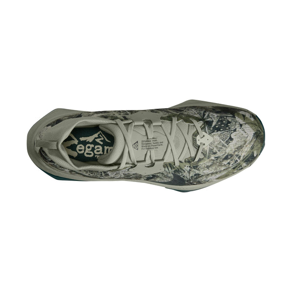 Ovenfra-billede af Nike ACG Zegama trail-løbesko til mænd i farvekombinationen Spruce Fog/Black Spruce-Sea Glass-Black, med camouflagemønster, hvide snørebånd og en lys sål. Indersålen er stemplet med »vegan«, hvilket understreger, at den er fremstillet af animalske frie materialer. Denne model er designet til ujævnt terræn og er udstyret med avanceret grebsteknologi, der ligner Vibram Megagrip, for at sikre overlegen trækkraft.