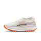 Nike ACG Zegama Dame i Summit White/Black-Phantom-Safety Orange har en overdel i mesh, orange detaljer på sålen og hælen, All Conditions Gear-branding, snørelukning, lav profil og en Vibram Megagrip-ydersål med godt greb.