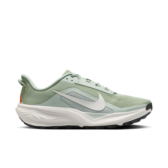 Nike ACG Pegasus-løbeskoen til mænd i Jade Horizon/Phantom-Light Silver har en hvid swoosh, ReactX-skummellemsål, lysegrå ydersål og en diskret orange hældetalje, her set fra siden mod en hvid baggrund.