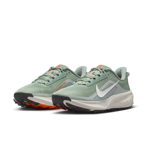Et par Nike ACG Pegasus Trail Dame-sko i Jade Horizon/Phantom-Light Silver med hvide mellemsåler, orange tunge og sål, sorte ydersåler og ReactX-skum-støddæmpning vises side om side på en hvid baggrund.