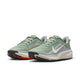 Et par Nike ACG Pegasus Trail Dame-sko i Jade Horizon/Phantom-Light Silver med hvide mellemsåler, orange tunge og sål, sorte ydersåler og ReactX-skum-støddæmpning vises side om side på en hvid baggrund.