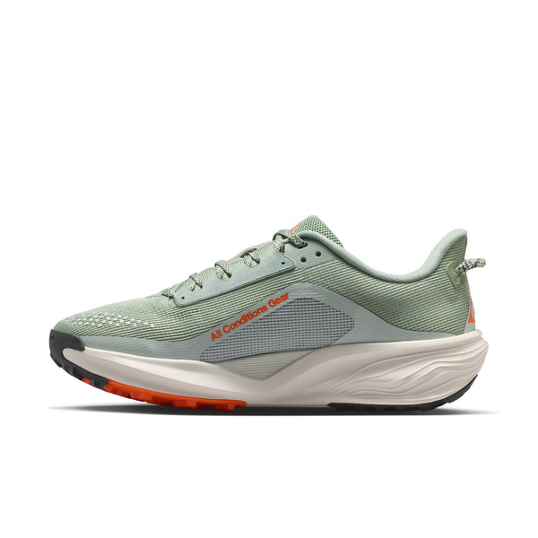 Nike ACG Pegasus Trail Dame i Jade Horizon/Phantom-Light Silver har en overdel i lysegrønt mesh, hvid ReactX-skumsål, orange slidbane, All Conditions Gear-tekst på siden, lavprofildesign og en trækflig i hælen.