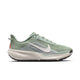 Nike ACG Pegasus Trail til kvinder har en Jade Horizon/Phantom-Light Silver-farve med en hvid swoosh, beige ReactX-skummellemsål, sort ydersål, mesh-overdel, snørebånd og en lille orange accent på hælen.