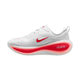 En hvid Nike Vomero Plus-løbesko til herre i farvekombinationen White/University Red-Dark Melon har en overdel i struktureret mesh, hvide snørebånd, et iøjnefaldende rødt Nike-swoosh og en markant rød ZoomX-mellemsål. Den let buede, tykke sål sikrer maksimal komfort med forbedret støddæmpning og støtte.