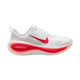 Vi præsenterer Nike Vomero Plus til mænd i farvekombinationen Hvid/University Red-Dark Melon – en hvid sportsløbesko med et markant rødt Nike-swoosh og iøjnefaldende røde detaljer. ZoomX er angivet på sålen for maksimal komfort, mens en struktureret overdel, hvide snørebånd og en tyk, buet sål med markante røde og lyserøde accenter fuldender dette dynamiske design.