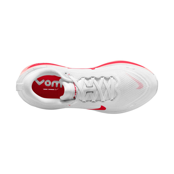 Oversigtsbillede af Nike Vomero Plus herresko i farvekombinationen White/University Red-Dark Melon, med røde detaljer såsom en rød indersål, hvor »VOM« er synligt, samt strejf af University Red på mellemsålen for maksimal komfort. Skoen er afsluttet med friske hvide snørebånd og et diskret Nike-swoosh på tåområdet, hvilket giver et rent look.