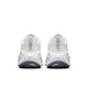 Et par Nike Vomero Plus Herre i White/Grey Fog-Hydrogen Blue-Cool Grey set bagfra, med strukturerede såler, grå gummiydersåler, trækflige i hælen og lyseblå detaljer på mellemsålen.