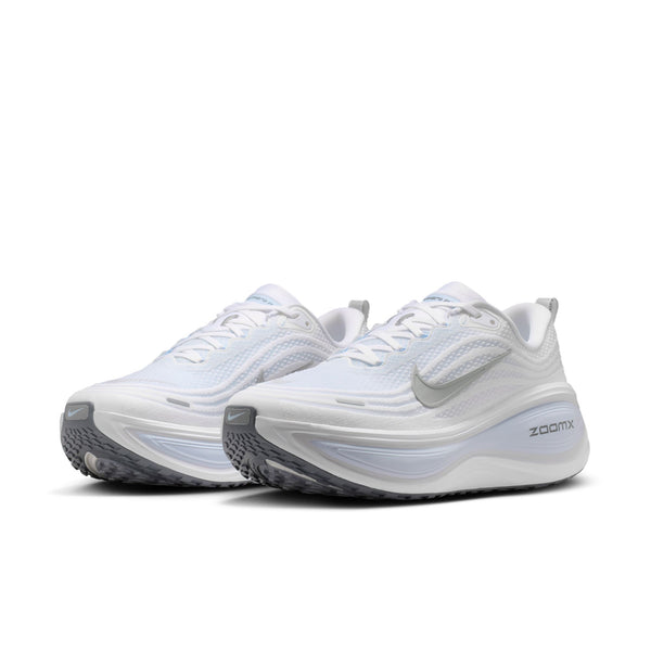 Et par Nike Vomero Plus til mænd i White/Grey Fog-Hydrogen Blue-Cool Grey med overdel i mesh, signatur-swoosh og stødabsorberende ZoomX-såler - perfekt som din næste mængdetræningssko.