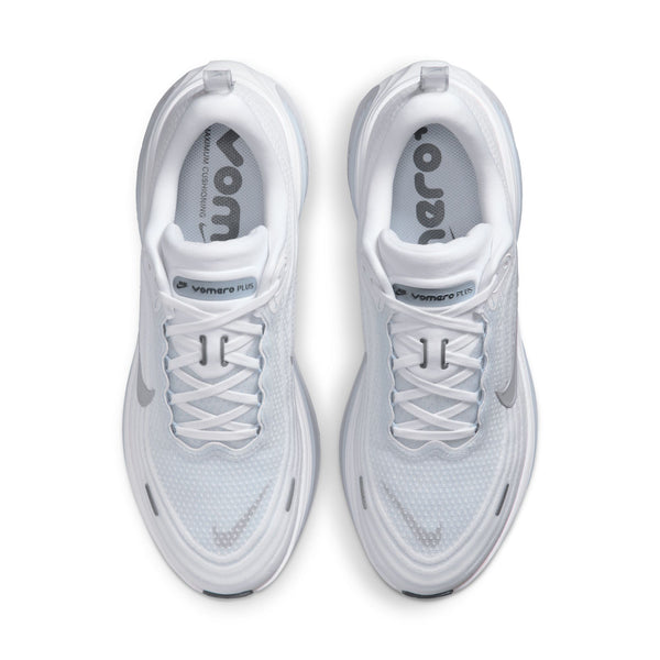 Et par hvide Nike Vomero Plus Herre-sneakers i White/Grey Fog-Hydrogen Blue-Cool Grey, set ovenfra, har mesh-struktur, snørebånd, Vomero-branding på indersålerne og klassiske detaljer inspireret af ikoniske mængdetræningssko.