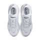 Et par hvide Nike Vomero Plus Herre-sneakers i White/Grey Fog-Hydrogen Blue-Cool Grey, set ovenfra, har mesh-struktur, snørebånd, Vomero-branding på indersålerne og klassiske detaljer inspireret af ikoniske mængdetræningssko.