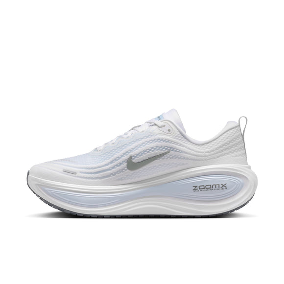 Nike Vomero Plus Herre i White/Grey Fog-Hydrogen Blue-Cool Grey har en struktureret overdel, sølvfarvet swoosh, tyk ZoomX-sål, hvide snørebånd og trækflig i hælen - ideel som en komfortabel mængdetræningssko.