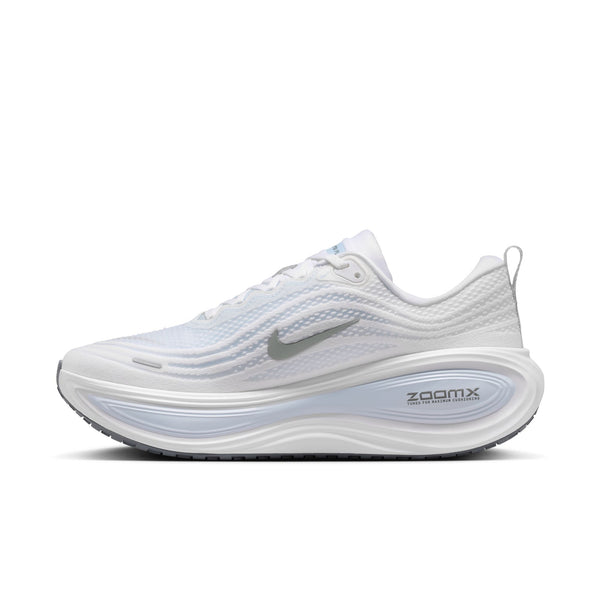 Nike Vomero Plus Herre i White/Grey Fog-Hydrogen Blue-Cool Grey har en struktureret overdel, sølvfarvet swoosh, tyk ZoomX-sål, hvide snørebånd og trækflig i hælen - ideel som en komfortabel mængdetræningssko.