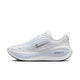 Nike Vomero Plus Herre i White/Grey Fog-Hydrogen Blue-Cool Grey har en struktureret overdel, sølvfarvet swoosh, tyk ZoomX-sål, hvide snørebånd og trækflig i hælen - ideel som en komfortabel mængdetræningssko.