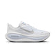 Nike Vomero Plus, Herre, i White/Grey Fog-Hydrogen Blue-Cool Grey har en sølvfarvet swoosh, overdel i mesh, støddæmpet sål med ZOOMX-mellemsål. Denne mængdetræningssko er vist fra venstre side på en almindelig hvid baggrund.