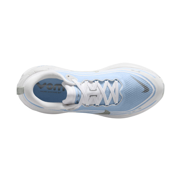 Et billede ovenfra af Nike Vomero Plus, Herre i White/Grey Fog-Hydrogen Blue-Cool Grey, med lyseblå og hvide toner, hvide snørebånd, en sølvfarvet swoosh på tåboksen og en blå indersål på en hvid baggrund.