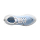 Et billede ovenfra af Nike Vomero Plus, Herre i White/Grey Fog-Hydrogen Blue-Cool Grey, med lyseblå og hvide toner, hvide snørebånd, en sølvfarvet swoosh på tåboksen og en blå indersål på en hvid baggrund.