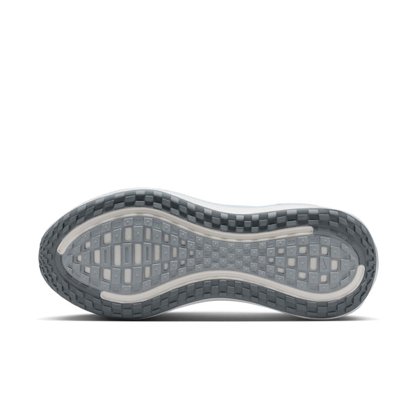 Billedet viser bunden af en Nike Vomero Plus Herre-sål i White/Grey Fog-Hydrogen Blue-Cool Grey, som har en struktureret slidbane med rektangulære og ovale riller, der giver et godt greb.