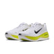 Hvid Nike Vomero Plus-løbesko med sort Swoosh og en ekstra stor gul skum-mellemsål, der sikrer maksimal komfort.