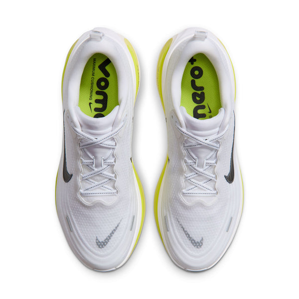 Ovenfra-billede af Nike Vomero Plus, Herre, WHITE/BLACK-LEMON VENOM-ELECTRIC YELLOW løbesko i hvidt med gule detaljer og sorte Swoosh-logoer.
