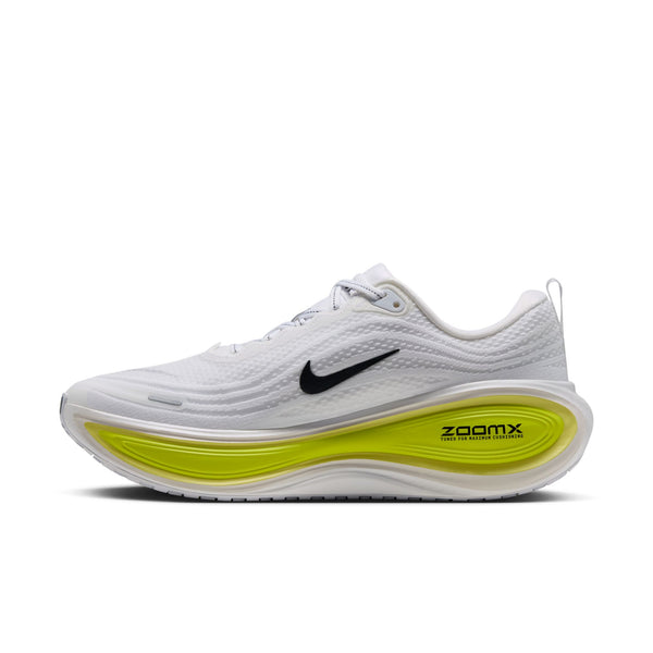 Hvid Nike Vomero Plus-løbesko med sort logo og en tyk, neongul mellemsål.