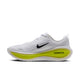 Hvid Nike Vomero Plus-løbesko med sort logo og en tyk, neongul mellemsål.