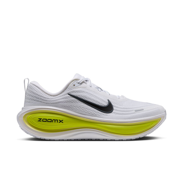 Hvid Nike Vomero Plus-løbesko med sort Swoosh og en neongul mellemsål med ZoomX-logoet.