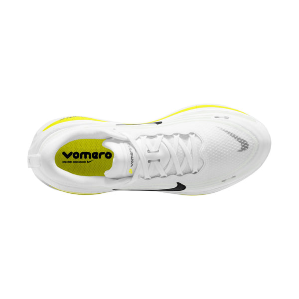 Set ovenfra: En hvid Nike Vomero Plus-løbesko med neongule detaljer og sorte detaljer på sålen og indersålen.
